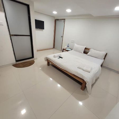 Agrawal Bhavan Budget Stay Only For Indians 뭄바이 외부 사진